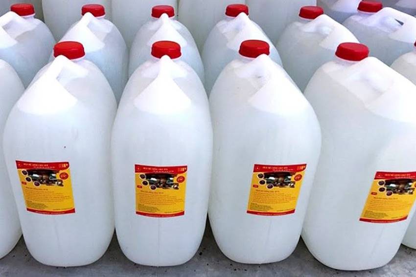 Xăng thơm là hợp chất tẩy sơn nước dính vào sàn gỗ phổ biến nhất