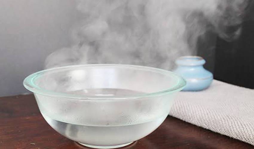 Nước nóng giúp tẩy sơn trên bề mặt sàn gỗ hiệu quả