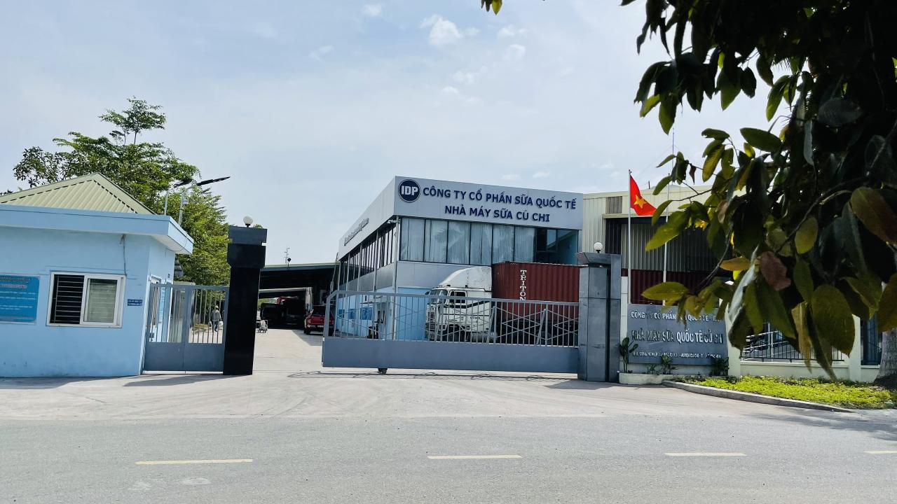 Thi công sơn sàn PU Sika Ucrete nhà máy sữa IDP Củ Chi